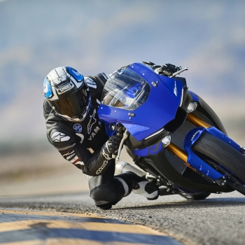 Мотоциклет Yamaha YZF-R1 - роден от MotoGP