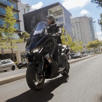 Скутер Yamaha TMAX - чистокръвна спортна порода с невероятно ускорение и производителност