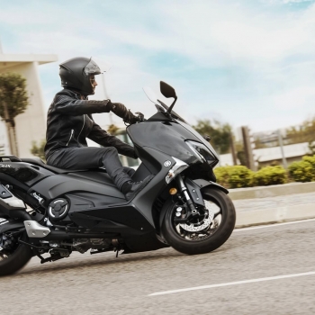 Скутер Yamaha TMAX Midnight Black - стабилна, маневрена, пъргава и сигурна езда дори и при голяма скорост