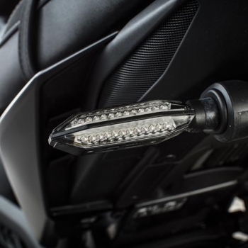 Комплект регулиращи се оригинални LED PLUS задни мигачи за мотоциклети Yamaha - YMEFLB2R0000